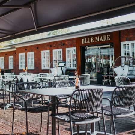 Stylish outdoor dining area at Blue Mare Hamburg, perfect for social events and gatherings.