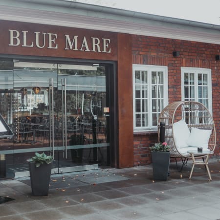 Modern glass doors at Blue Mare Hamburg, invites guests to upscale dining events.