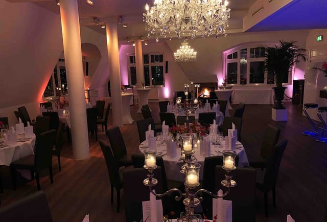 Sophisticated banquet hall in Panorama Lounge Hamburg, ideal for formal events and weddings.