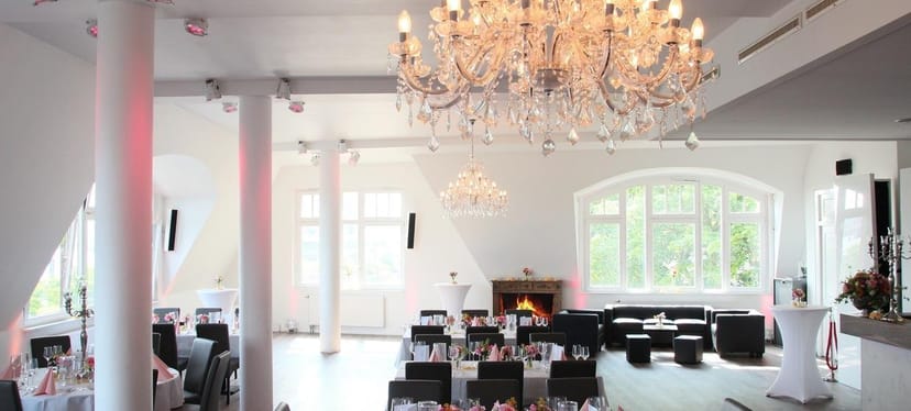 Elegant banquet hall in Panorama Lounge Hamburg with chandeliers for upscale events.