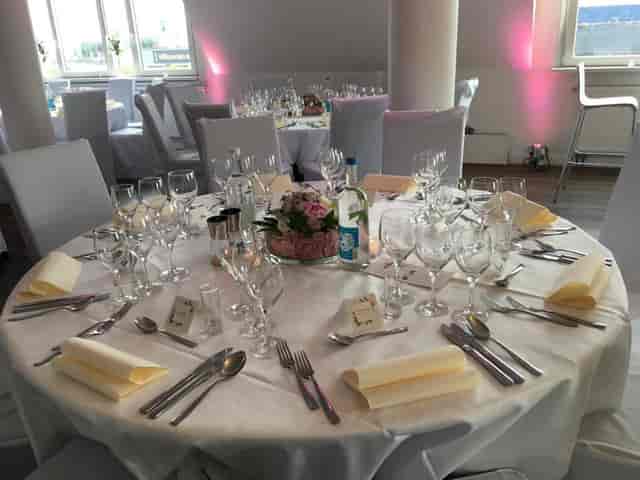 Elegant banquet table setup in Panorama Lounge Hamburg for weddings or corporate events.