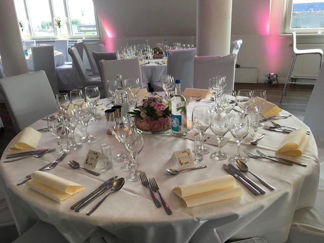 Elegant banquet table setup in Panorama Lounge Hamburg for weddings or corporate events.