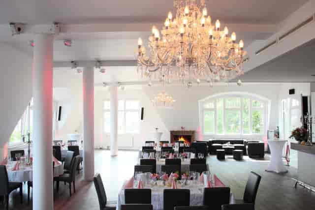 Alt tag: "Elegant function room in Panorama Lounge Hamburg for weddings and corporate events"