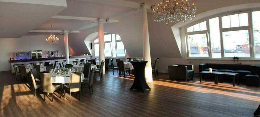 "Panorama Lounge Hamburg event space with elegant decor, ideal for meetings and weddings"