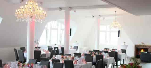 "Elegant Panorama Lounge in Hamburg, ideal for weddings and corporate events."