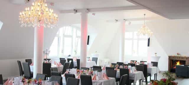 "Elegant Panorama Lounge in Hamburg, ideal for weddings and corporate events."