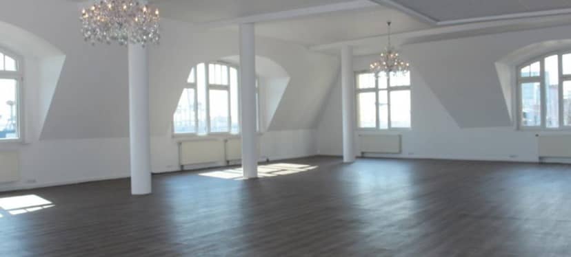 Elegant Panorama Lounge in Hamburg with spacious design for corporate events and gatherings.