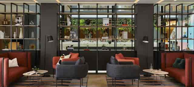 Contemporary meeting space at Crowne Plaza Hamburg with stylish seating for networking events.