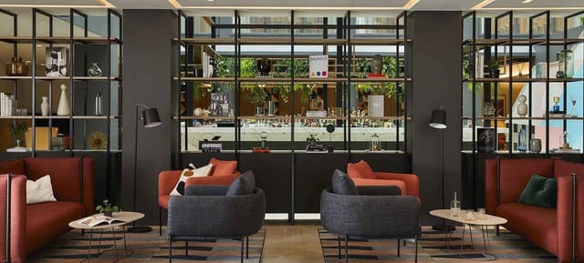 Contemporary meeting space at Crowne Plaza Hamburg with stylish seating for networking events.