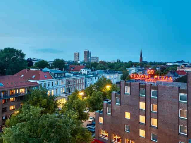 Crowne Plaza Hamburg's Forum, a vibrant meeting venue with greenery backdrop.