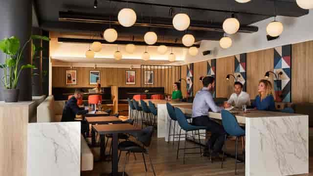 Modern meeting room at Crowne Plaza Hamburg, ideal for events and networking.