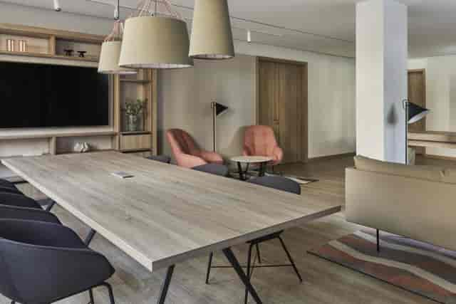 Modern meeting room at Crowne Plaza Hamburg, designed for collaboration and comfort.