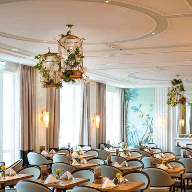 Elegant Alstersalon event space with greenery, ideal for corporate gatherings in Hamburg.