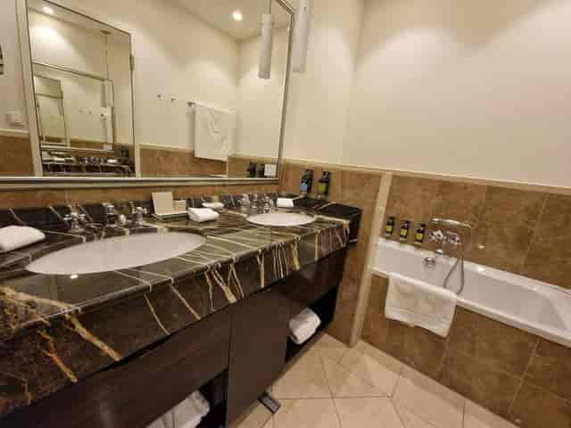 Junior Ballroom bathroom with dual sinks, ideal for elegant events in Hotel Atlantic Hamburg.