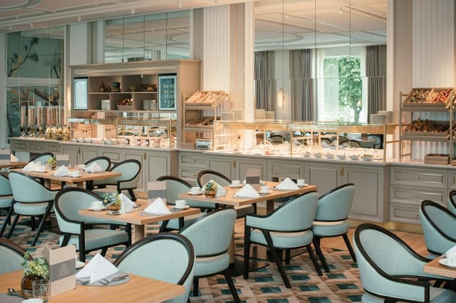 Elegant dining area in Senatszimmer, Hotel Atlantic Hamburg for corporate events.