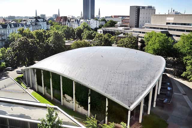 Modern Audimax venue at Universität Hamburg, perfect for conferences and outdoor events.