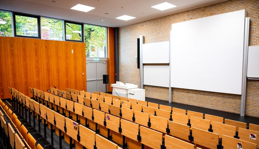 Philosophenturm lecture hall at Universität Hamburg with tiered seating for conferences.