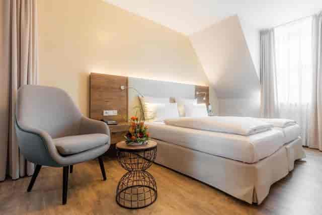 Modern hotel lounge with natural light, ideal for conferences and meetings.