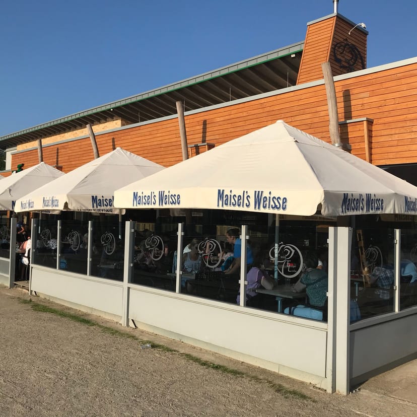 Outdoor dining at Ristorante Da Antonio, ideal for summer gatherings and networking events.