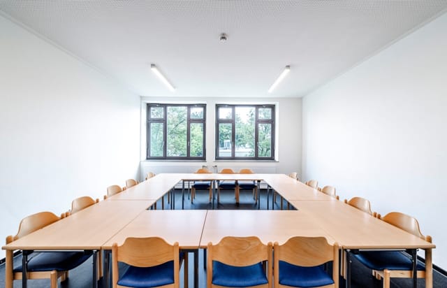 Versatile function room at Kulturhaus Eidelstedt with circular table for meetings and events.