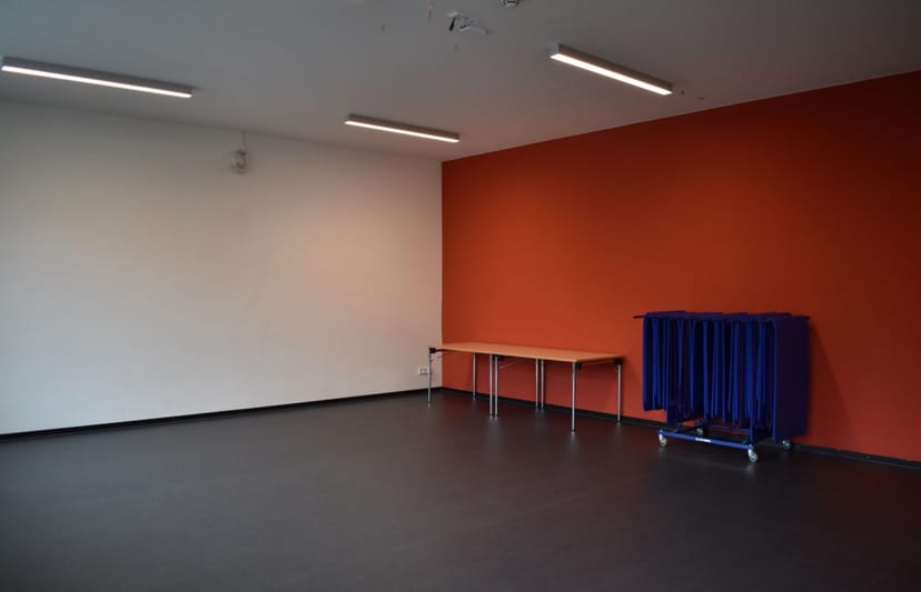 Function room at Kulturhaus Eidelstedt with vibrant walls for versatile meetings and events.