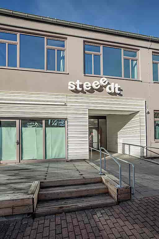 Modern function room entrance at Kulturhaus Eidelstedt with ramp, ideal for meetings and events.