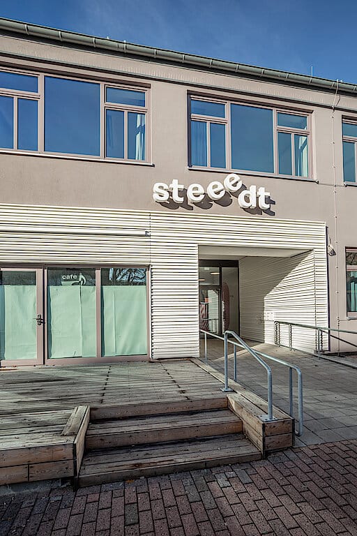 Modern function room entrance at Kulturhaus Eidelstedt with ramp, ideal for meetings and events.