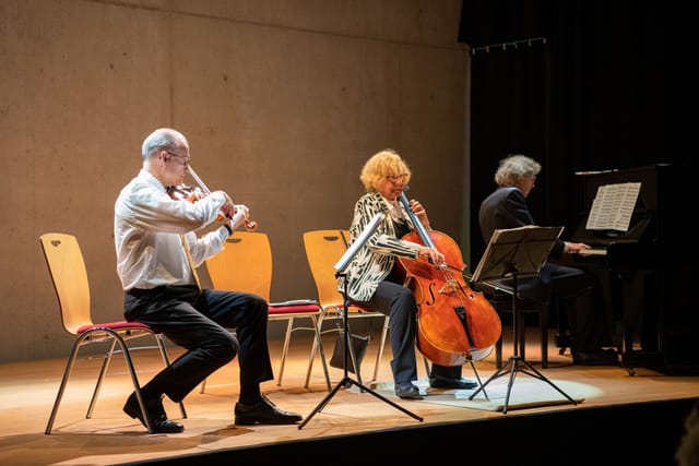 Small ensemble performing at Kulturhaus Eidelstedt for corporate events and gala dinners.