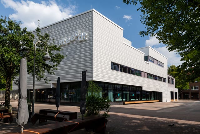 Saal in Kulturhaus Eidelstedt, modern venue with large windows for meetings and events.