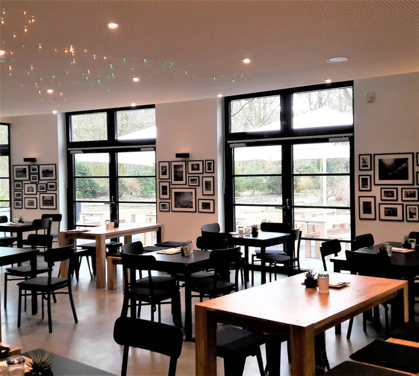 Café Schmidtchen in Planetarium Hamburg: modern venue for meetings and events with natural light.