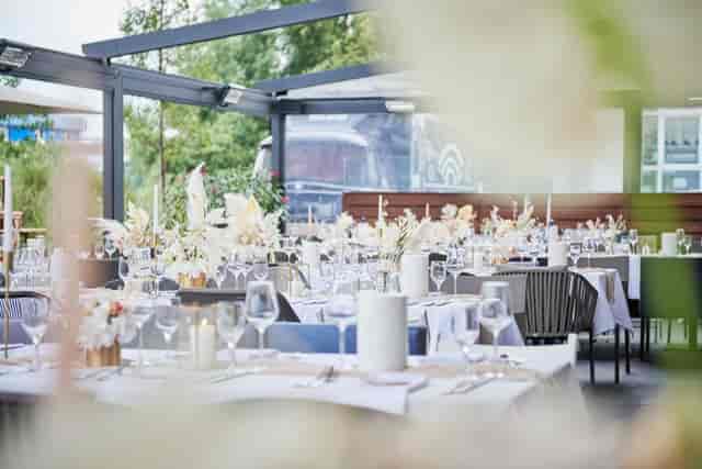 Elegant outdoor dining at Restaurant Hansekai, perfect for weddings and events.