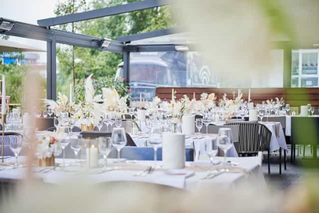 Elegant outdoor dining at Restaurant Hansekai, perfect for weddings and events.