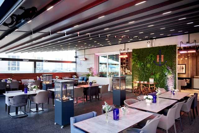 Modern event space with greenery in Restaurant Hansekai, ideal for weddings and meetings.