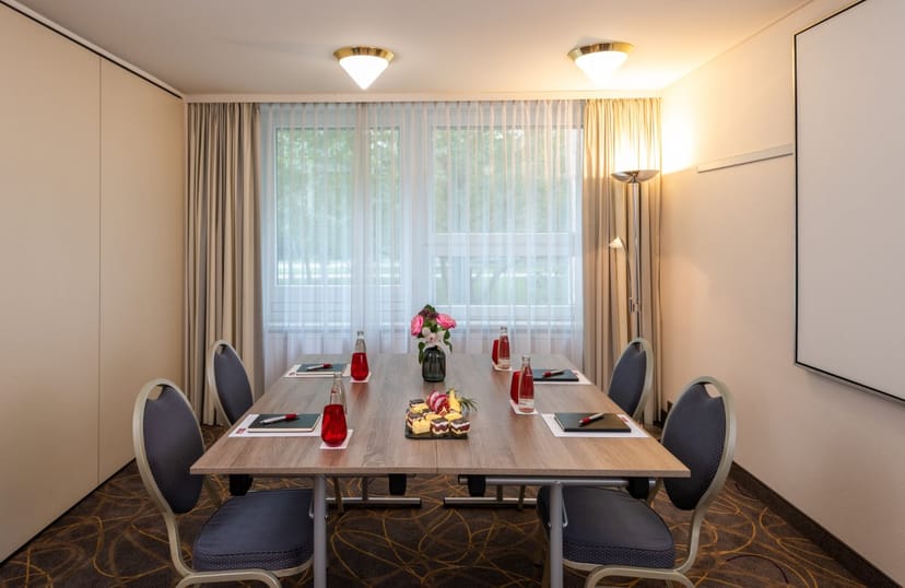 Meeting room seminar at Leonardo Hotel Hamburg, featuring a long table and natural light.
