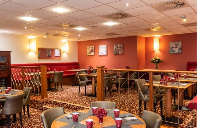 Stylish meeting space in Leonardo Hotel Hamburg for networking events and conferences.