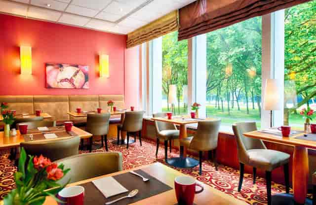 Bright dining area in Leonardo Hotel Hamburg City Nord for events and meetings.