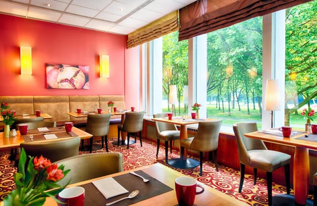 Bright dining area in Leonardo Hotel Hamburg City Nord for events and meetings.