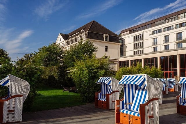 Elegant outdoor bar at A-ROSA Travemünde, perfect for corporate events and gatherings.