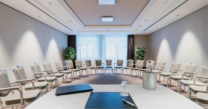 Meeting room with circular seating, natural light for workshops at Best Western Plus Boettcherhof.