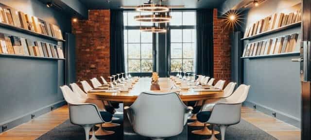 Modern meeting space with oval table at Gastwerk Hotel Hamburg, ideal for workshops and events.