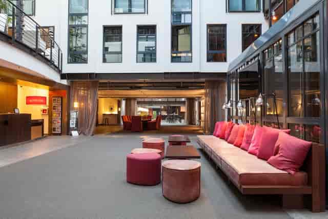 Modern lounge area in Gastwerk Hotel Hamburg, ideal for networking events and meetings.