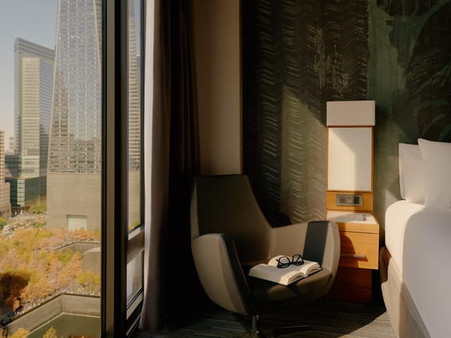 Modern hotel room with city view, ideal for conferences and meetings.