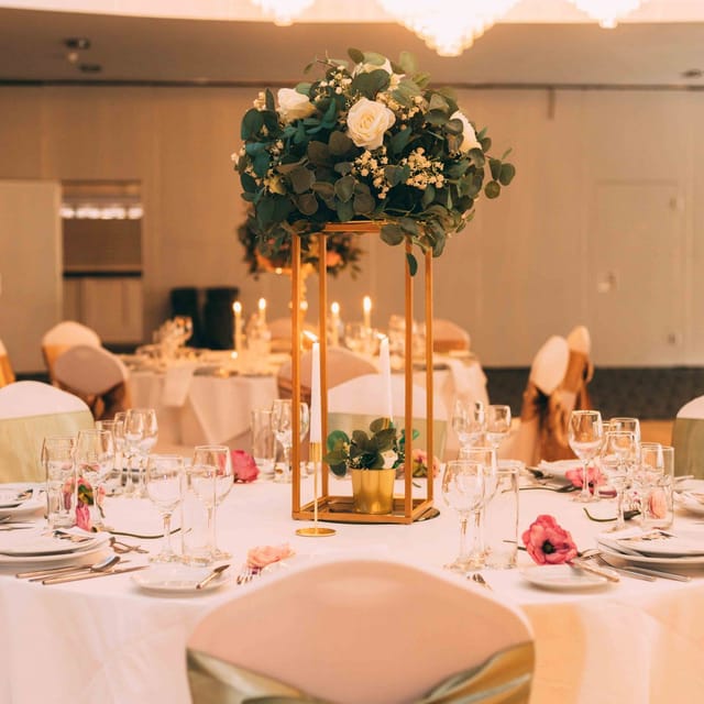 Elegant table setting with floral centerpiece for weddings and corporate events at Parkview Hotel.