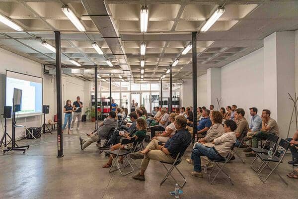 Cocina Magma Sevilla event space with engaged attendees in a professional presentation.