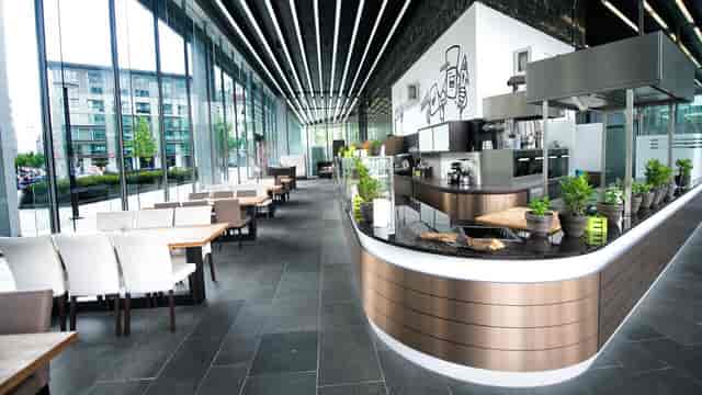 Modern VLET Kochschule cafe with flexible seating for events and networking.