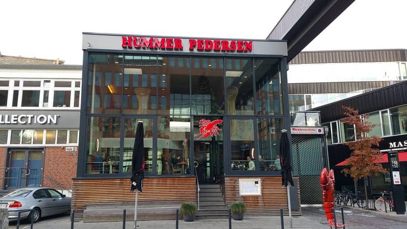 Modern restaurant Hummer Pedersen with large windows, ideal for corporate events and gatherings.