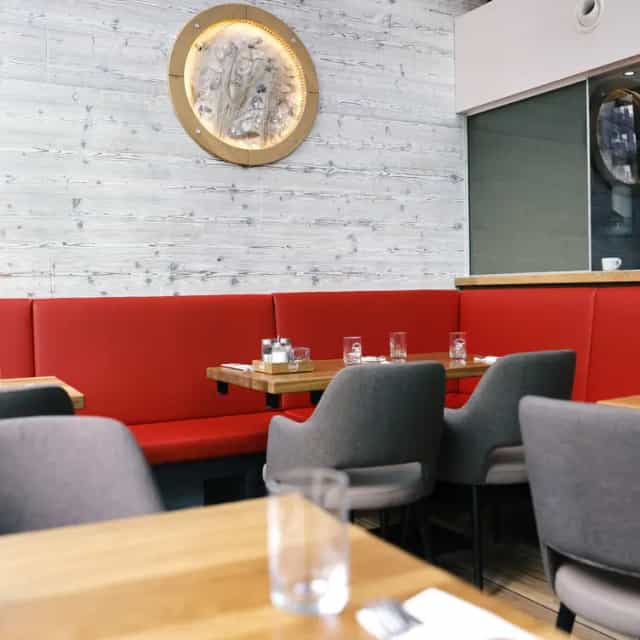 Stylish restaurant in Hummer Pedersen with red seating, perfect for meetings and events.