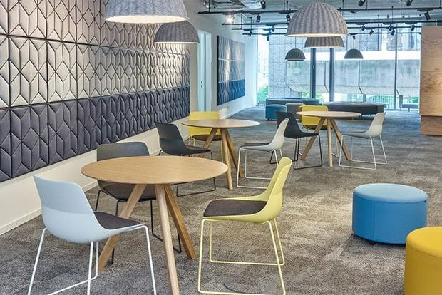 HSBA Hamburg breakout room, modern seating, business conference networking