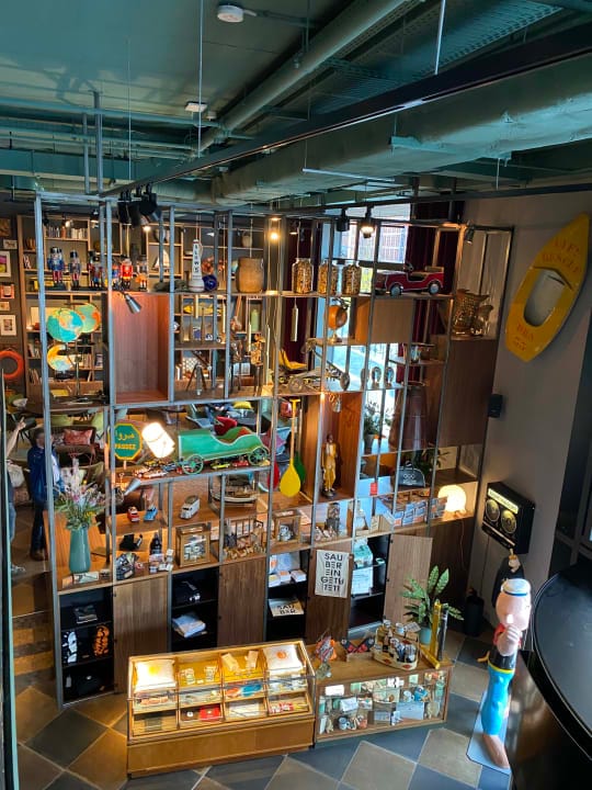 Vibrant RACKER ROOM event space at PIERDREI Hotel for creative gatherings and workshops.