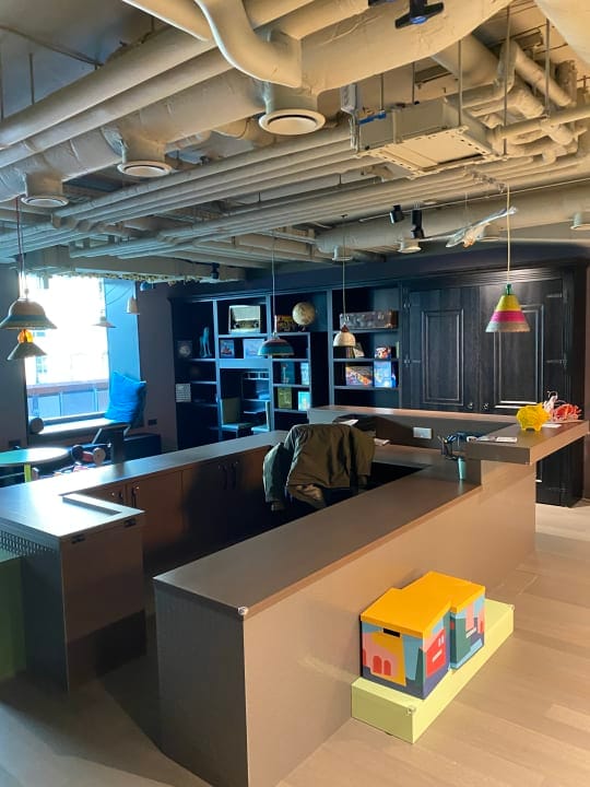 Modern meeting space in RACKER ROOM at PIERDREI Hotel, perfect for workshops and gatherings.